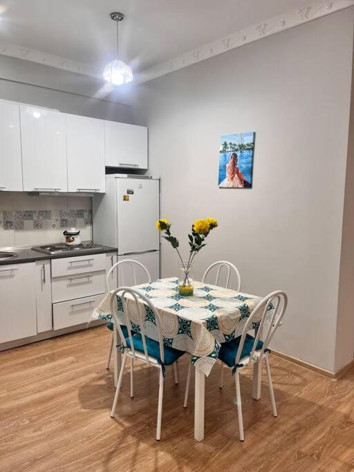 Apartamento 2-Х Комнатная В Золотом Квадрате Almatý Exterior foto