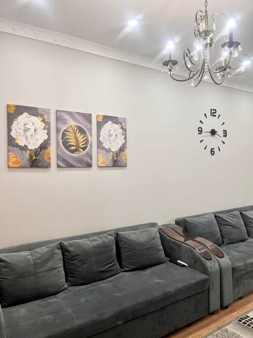 Apartamento 2-Х Комнатная В Золотом Квадрате Almatý Exterior foto