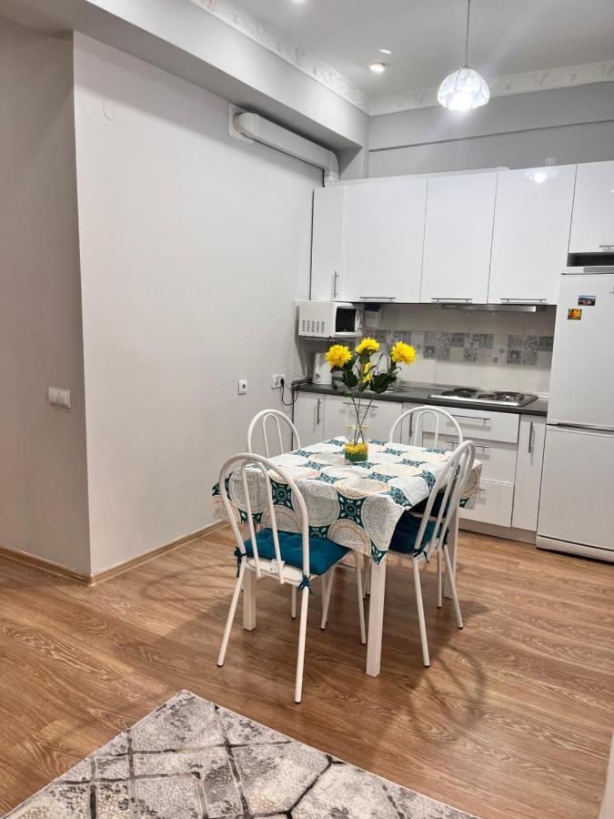 Apartamento 2-Х Комнатная В Золотом Квадрате Almatý Exterior foto